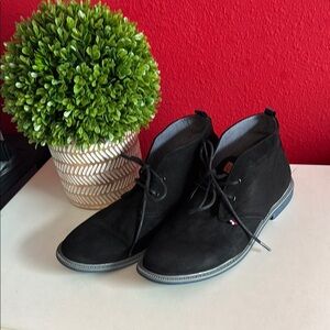 Tommy Hilfiger Black Chukka Boots with Suede Finish